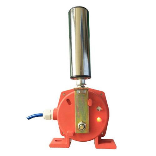 HFKPT1-20-35輸送機(jī)工業(yè)開關(guān)，輸送機(jī)在運(yùn)行中，當(dāng)皮帶跑偏且與開關(guān)立輥接觸時(shí)，立輥?zhàn)赞D(zhuǎn)，若跑偏量繼續(xù)加大，則擠壓立輥發(fā)生偏移。一級開關(guān)信號用于報(bào)警，如果將此信號與跑調(diào)整裝置相接，即可實(shí)現(xiàn)不停機(jī)狀態(tài)下的跑偏自動(dòng)調(diào)整。二級兩級跑偏開關(guān)信號用于停機(jī)，將此信號接至控制線路中，即可實(shí)現(xiàn)重度跑偏狀態(tài)下的自動(dòng)停機(jī)。當(dāng)故障排除后，膠帶離開立輥正常運(yùn)轉(zhuǎn)時(shí)，立輥可自動(dòng)復(fù)位。，
兩級跑偏開關(guān)安裝和調(diào)整
1.跑偏開關(guān)設(shè)在輸送帶兩側(cè)，立輥應(yīng)與輸送帶邊平面垂直，并使輸送帶兩邊位于立輥高度1/3處。
2.跑偏開關(guān)立輥與輸送帶正常位置的間距宜為50～100mm。
3.跑偏開關(guān)數(shù)量應(yīng)根據(jù)輸送機(jī)長度、類型及布置情況進(jìn)行確定。兩級跑偏開關(guān)一般應(yīng)在輸送機(jī)頭部、尾部、凸弧段、凹弧段和在輸送機(jī)中間位置進(jìn)行設(shè)置。（注：當(dāng)輸送機(jī)較長時(shí)，在輸送機(jī)中間位置可每隔30～35米設(shè)1對）
4.跑偏開關(guān)應(yīng)通過安裝支架與輸送機(jī)中間架連接，開關(guān)支架應(yīng)在輸送機(jī)安裝完成后與輸送機(jī)機(jī)架焊接，跑偏開關(guān)與跑偏開關(guān)支架用螺栓固定。，跑偏控制器